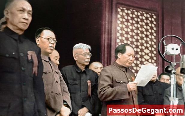 Mao Dzeduns pasludina Ķīnas Tautas Republiku