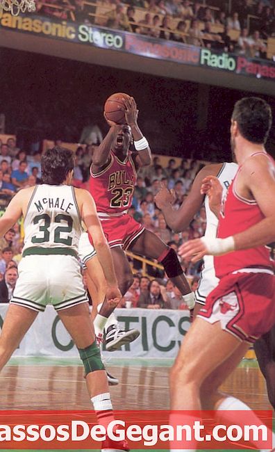 Michael Jordan får 63 poäng i slutspelet - Historia