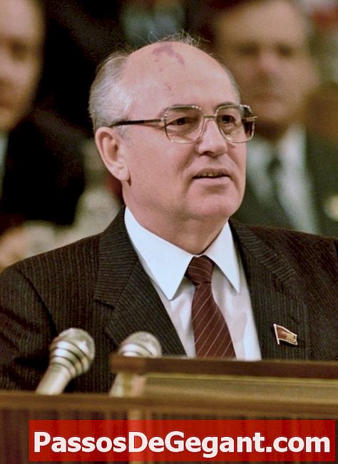 Mikhail Gorbachev menjadi kepala Soviet Tertinggi