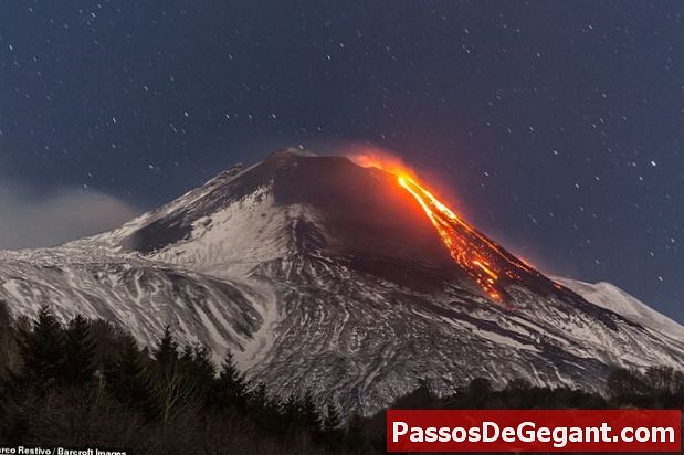 Gunung Etna meletus