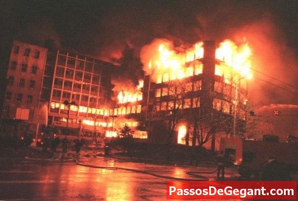 НАТО бомбардира Югославия