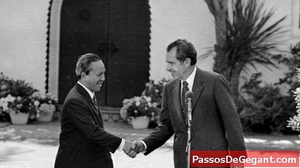 Nixon hrozí prezidentovi Thieuovi