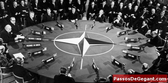 Perjanjian Pertubuhan Perjanjian Atlantik Utara (NATO) ditandatangani