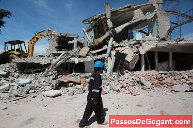현대사에서 최악의 지진 중 하나가 중국 도시를 파괴하다