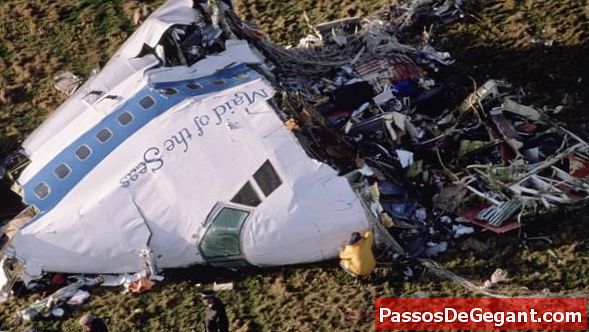 Pan Am Flight 103이 스코틀랜드에서 폭발합니다.