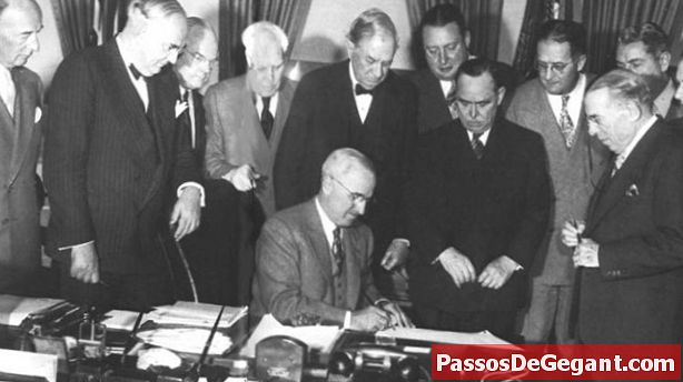 Prezydent Harry Truman podpisuje plan Marshalla
