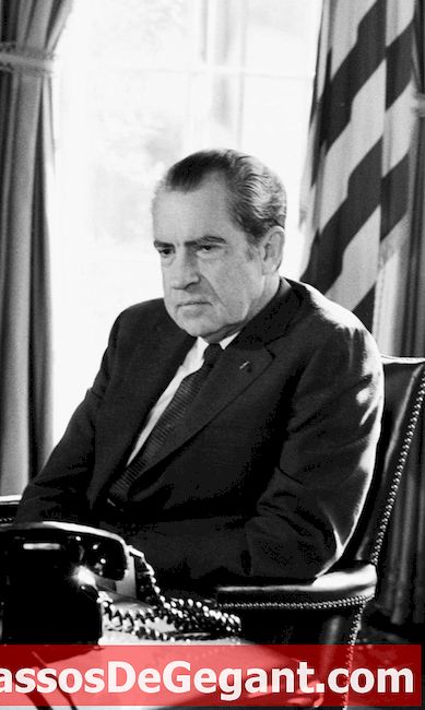 Президентът Никсън обявява пускането на лентите на Watergate