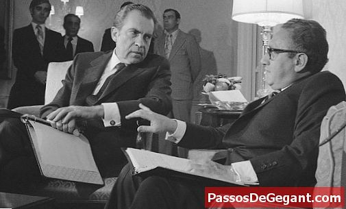 President Nixon godkänner kambodjansk invasion - Historia