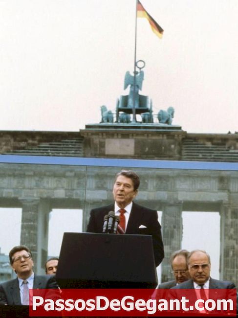 El presidente Reagan desafía a Gorbachov a "derribar este muro"