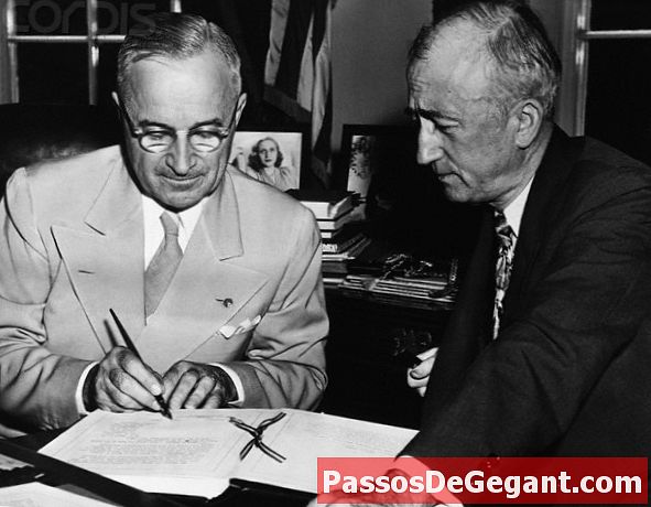 Il presidente Truman firma la Carta delle Nazioni Unite