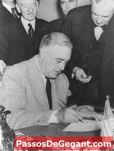 Roosevelt semnează Ordinul executiv 9066
