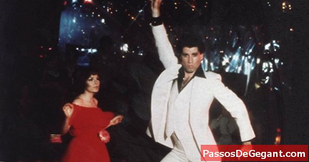 "Saturday Night Fever" transforma John Travolta em estrela de cinema