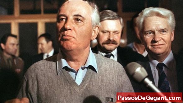 A szovjet kemény vonalvezetők puccsot kezdenek Gorbacsov ellen - Történelem