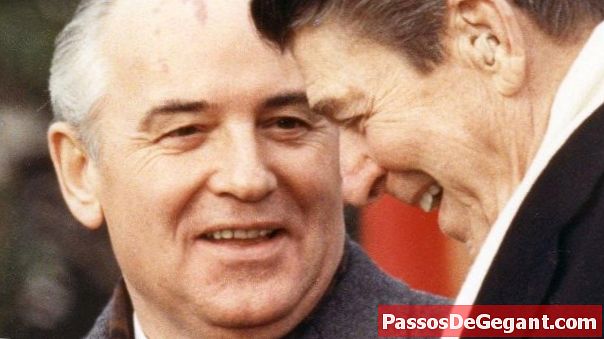 Pemimpin Soviet Mikhail Gorbachev tiba di Washington untuk sidang kemuncak