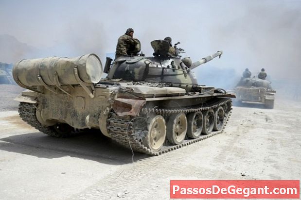 ソ連の戦車がアフガニスタンに転がり込む