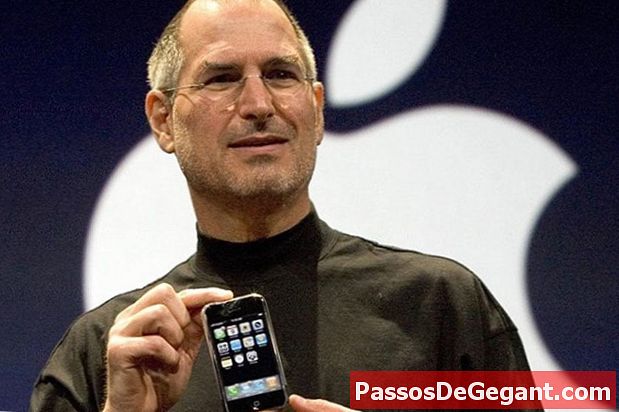 Steve JobsがiPhoneをデビュー