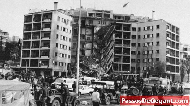 Az öngyilkos merénylők elpusztítják Bejrútban az Egyesült Államok nagykövetségét