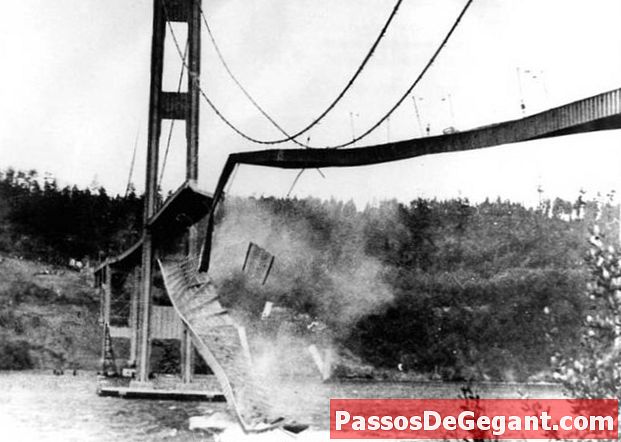Tacoma Narrows Bridge stort in