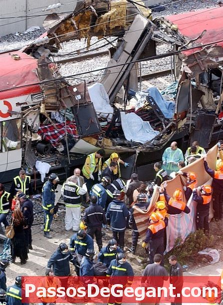 إرهابيون يفجرون قطارات في مدريد