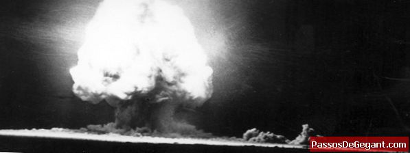 첫 번째 원자 폭탄 테스트는 성공적으로 폭발