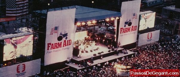 Den första "Farm Aid" -konserten hålls i Champaign, Illinois