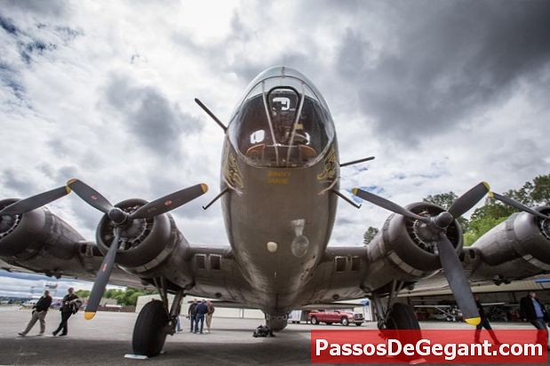 Memphis Belle letí svou 25. bombardovací misí