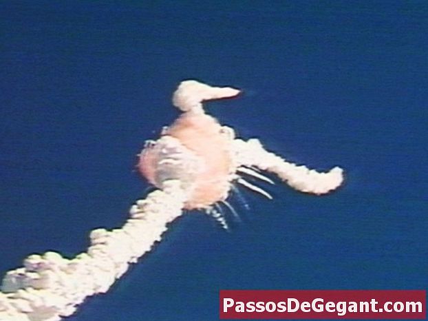Avaruussukkula Challenger räjähtää nostamisen jälkeen
