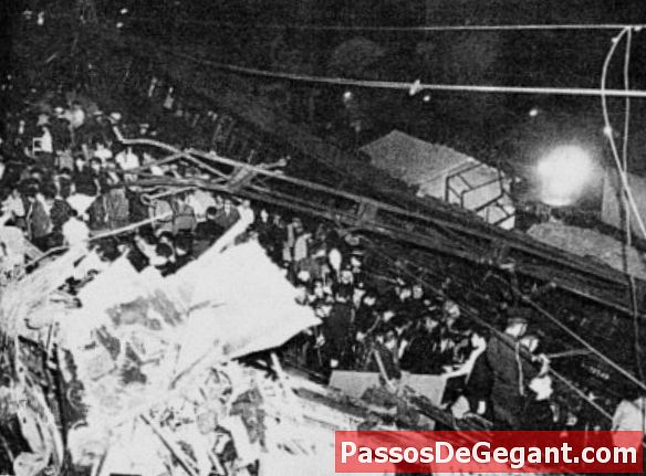 I treni si scontrano vicino a Tokyo, uccidendo più di 160 persone - Storia