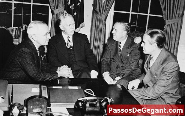 Truman firma la Ley de Asistencia Extranjera