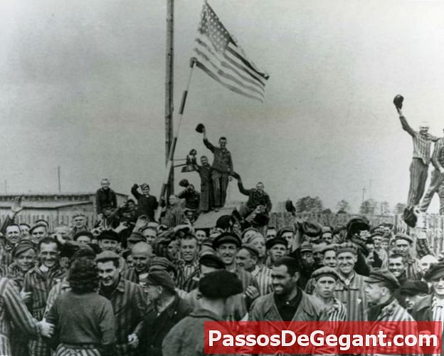 अमेरिकी सेना ने Dachau एकाग्रता शिविर को मुक्त किया