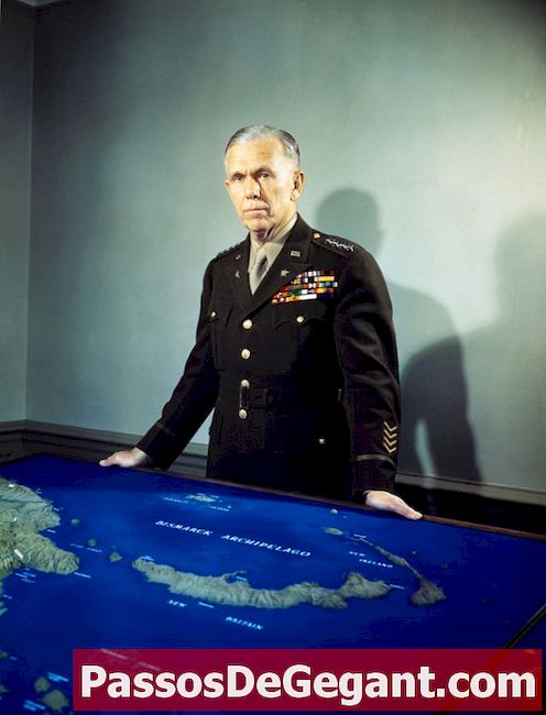 O secretário de Estado dos EUA, George Marshall, pede ajuda à Europa