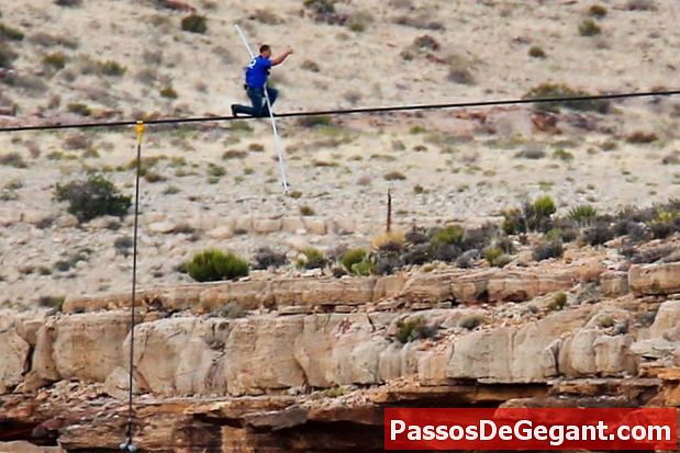 Wallenda robí prechod Grand Canyon na vysokom drôte